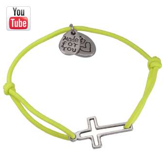 Video Anleitungung elastisches Armband mit Kreuz-Charm 